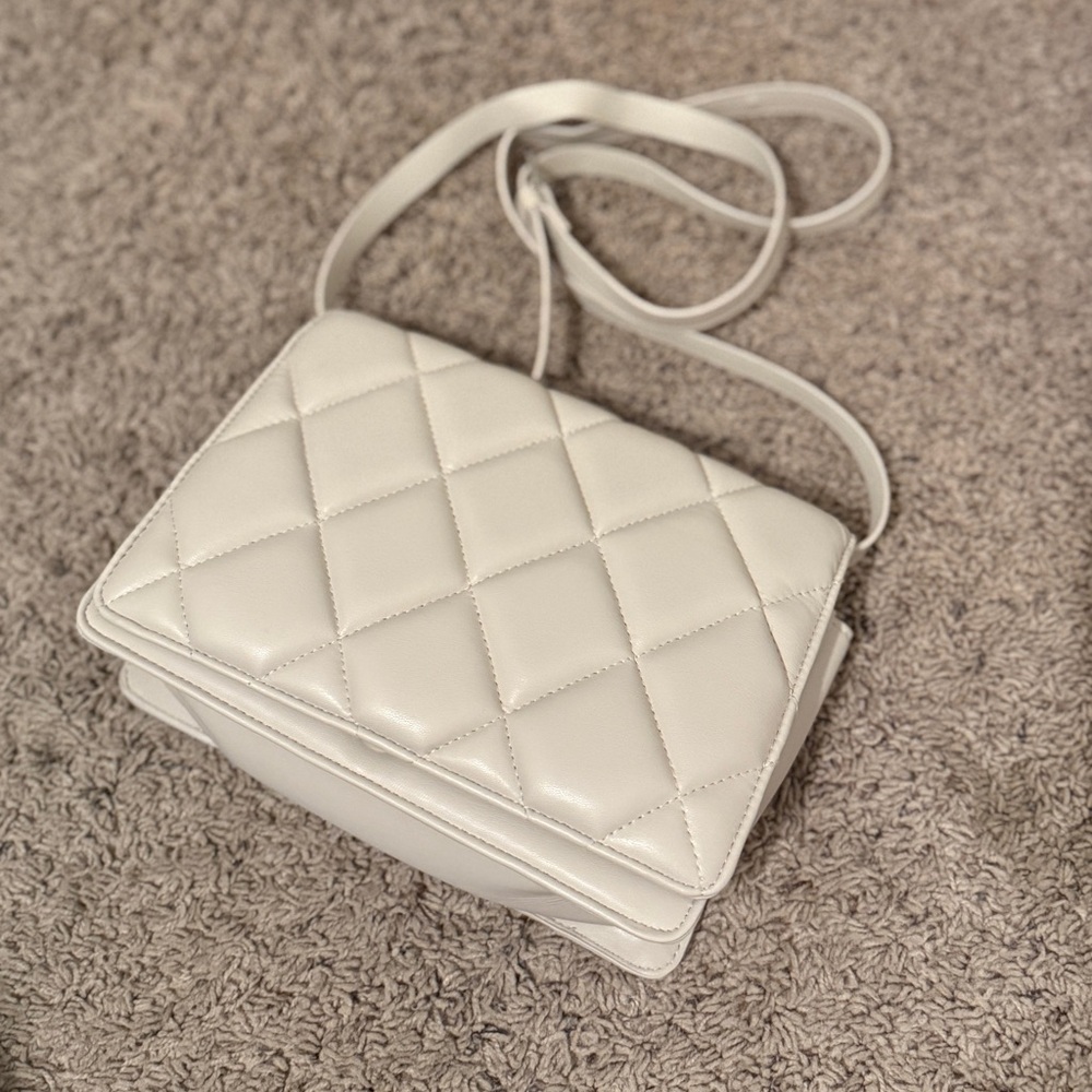 Elegant Light Grey Quilted Women's Bag